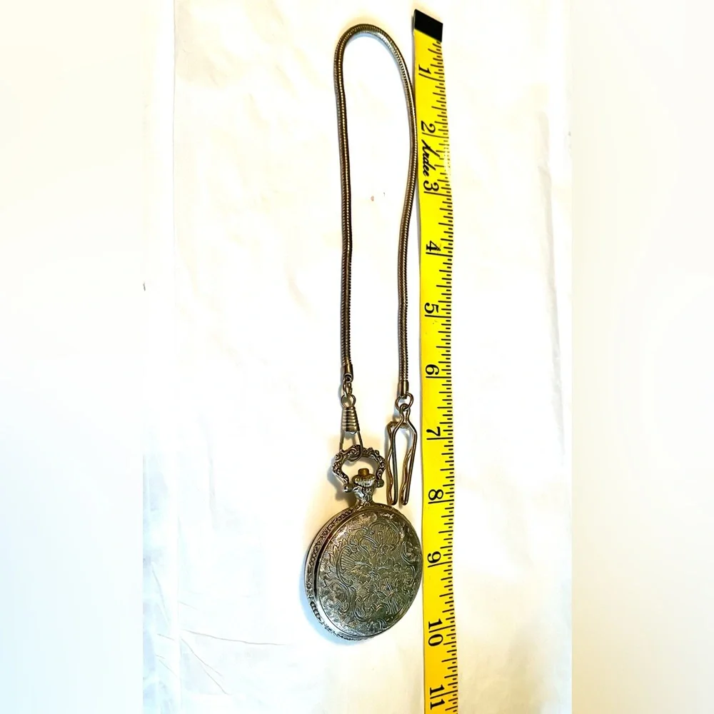 VTG Elk Deer Dogs Cabin Pocket Quartz Movt Watch Floral Plants Leaves Leaf